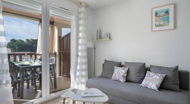Appartement residentiel avec acces piscine a 200m de la plage