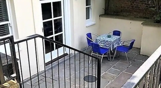Апартаменты Classic Charming Flat With Private Patio in Clifton