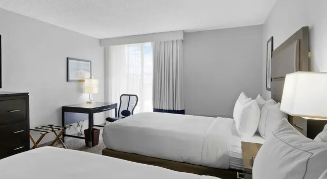 Четырёхместный номер Standard с балконом и с видом на сад DoubleTree by Hilton Palm Beach Gardens