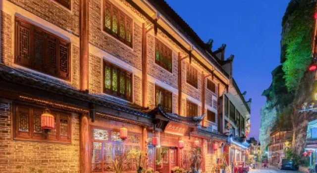 Zhenheju Inn, Rezerwuj Hotel Hotele w Qiandongnan z parkingiem, Parking