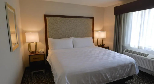 Люкс Holiday Inn Hotel & Suites Minneapolis-Lakeville by IHG