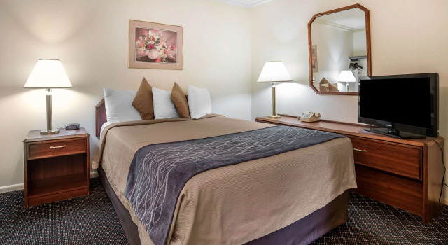 Четырёхместный люкс Rodeway Inn & Suites Pronghorn Lodge Lander