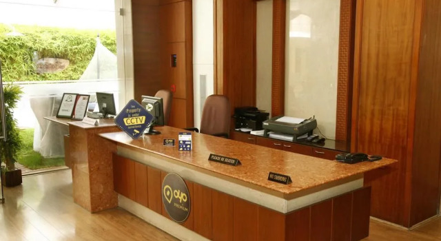 OYO Premium Gandhipuram Avinashi Road, Забронировать Отель Отели штата Тамилнада 3 звезды, 3*