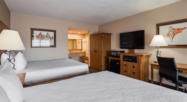 Четырёхместный номер Standard с видом на бассейн Best Western Plus Saddleback Inn & Conference Center