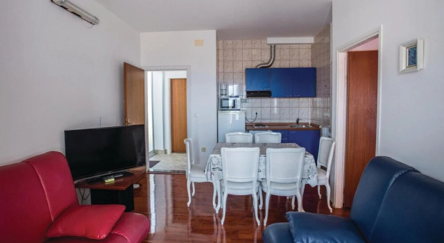 Beautiful Home in Komarna With Wifi and 3 Bedrooms