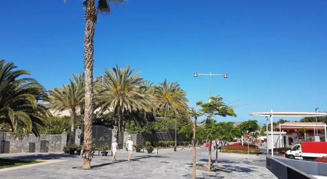 Playa del Duque in 1st sea line directly on the beach, heated pool, Wifi, balcony, Book Hotel Hotels in Tenerife with Parking, Parking