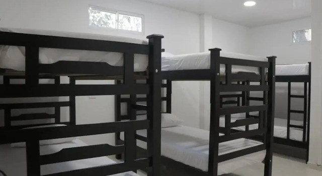 Кровать в общем номере с 2 комнатами Puerto Caribe Hostal