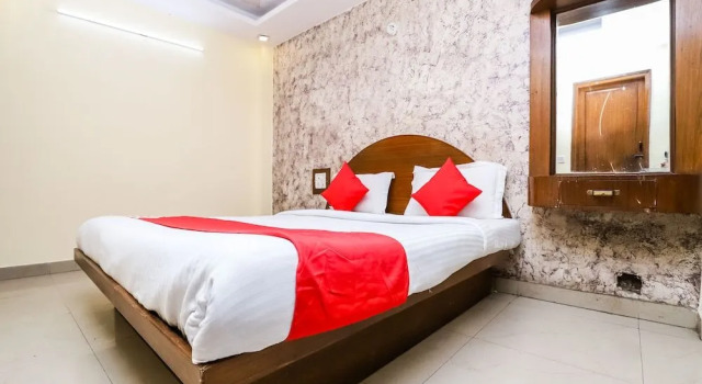 OYO 9448 Hotel Karan Palace, Забронировать Отель Отели Нью-Дели с парковкой, Парковка