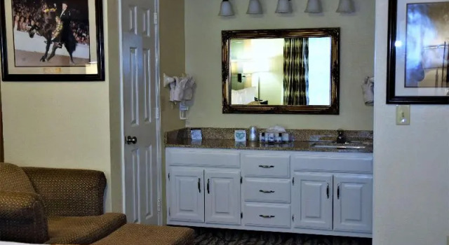 Трёхместный люкс Best Western Spring Hill Inn & Suites