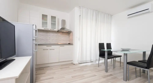 A4 - Spacious apt With the sea View & use of Pool, Rezerwuj Apartament Hotele w Strožanac z parkingiem, Parking