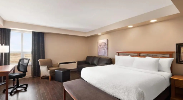 Четырёхместный номер Standard Royal Hotel Edmonton Airport Trademark Collection By Wyndham