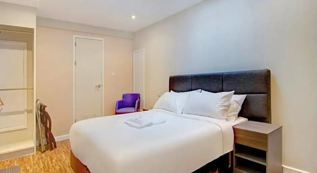 Deluxe Studio OYO The Gissons Hotel