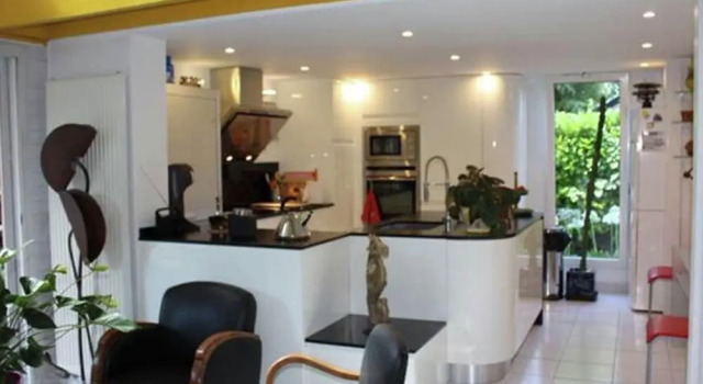 Stylishly Furnished House With Garden 7-minute Walk From the Beach, Забронировать Отель Отели Бассен-д'Аркашон с парковкой, Парковка