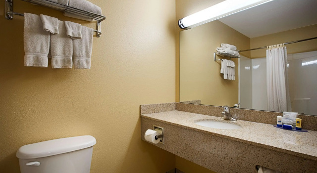 Четырёхместный номер Standard Best Western Penn-Ohio Inn & Suites