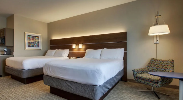 Четырёхместный номер Standard Holiday Inn Express Hotel & Suites Vernon College Area by IHG
