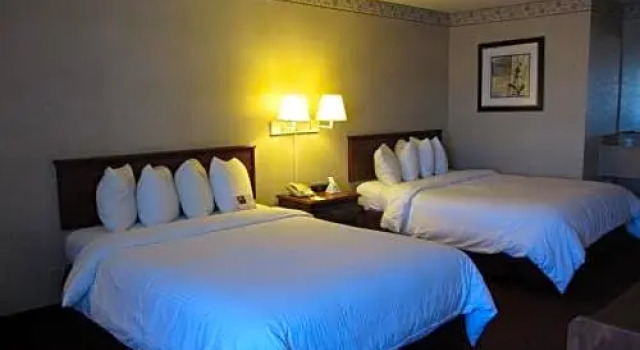 Четырёхместный номер Standard Stanton Inn & Suites