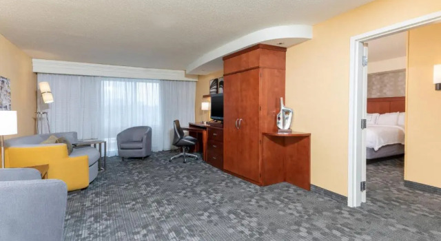 Двухместный люкс c 1 комнатой Courtyard Milwaukee Airport