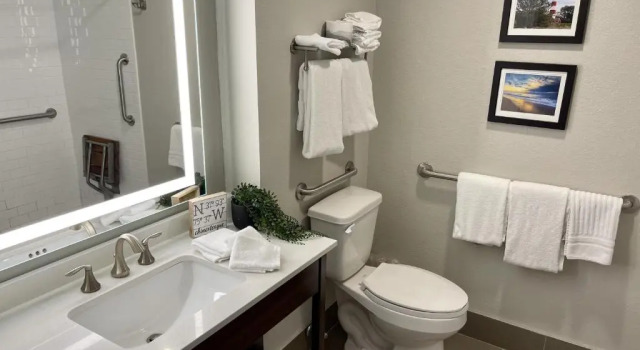 Люкс Comfort Suites Chincoteague Island Bayfront Resort
