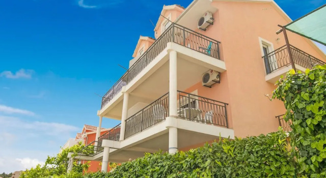 Restful Apartment in Mastrinka near Beach & Town Center