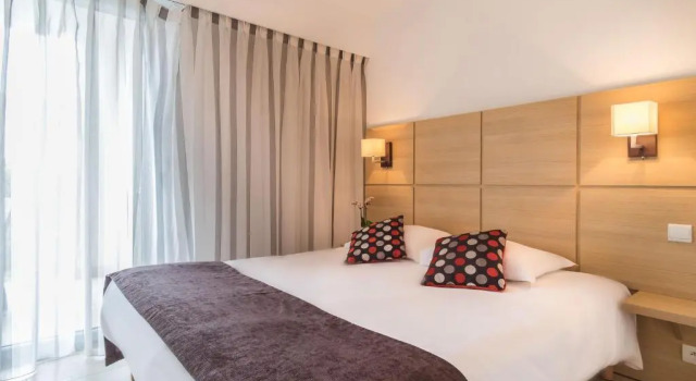 Апартаменты с видом на бассейн Nemea Appart Hotel Le Lido Cagnes sur Mer