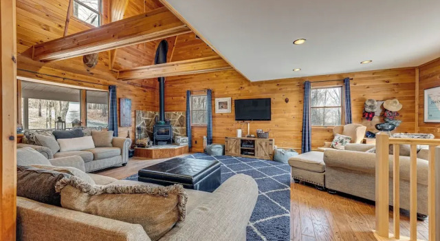 2 Mi to Elk Mountain: Poconos Escape on 11 Acres!, Buchen Sie Ferienhaus Union Dale The Poconos