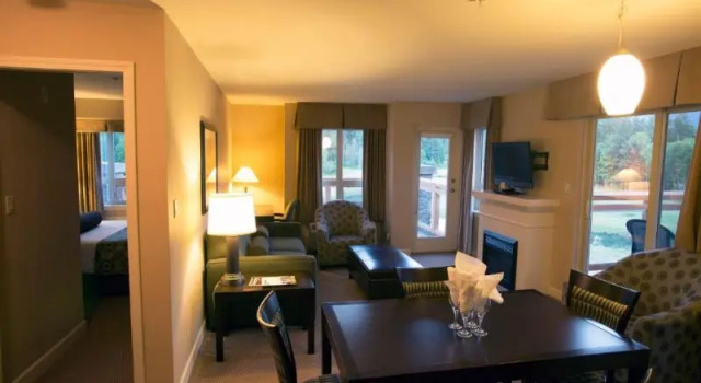 Люкс с балконом и с видом на горы Executive Suites Hotel and Resort, Squamish