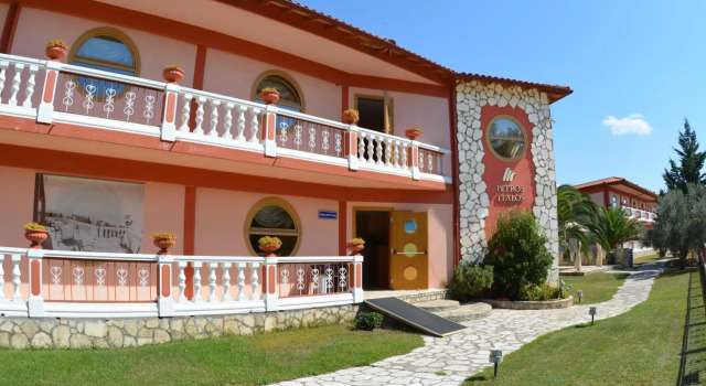 Petros Italos, Book Hotel Neos Marmaras 