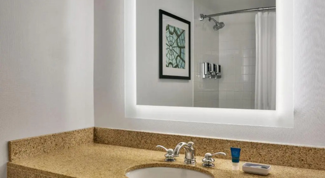Номер Standard с балконом и с видом на бассейн Four Points by Sheraton Little Rock Midtown
