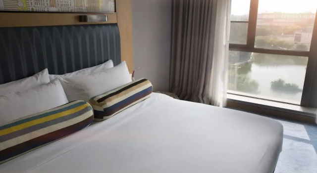 Четырёхместный номер Standard с видом на озеро Aloft by Marriott Dongguan Songshan Lake