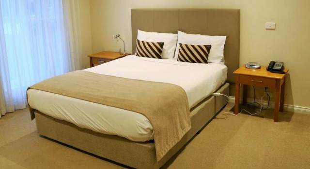 Allansford Hotel Motel, Book Motel  