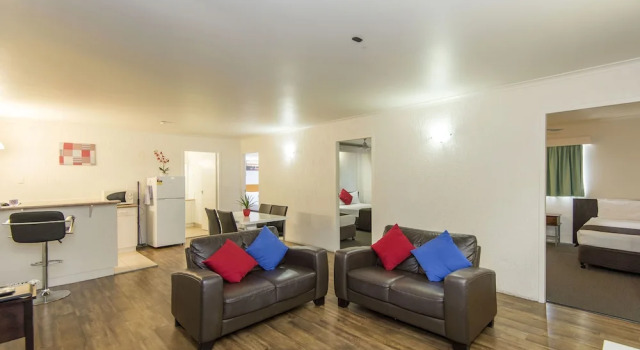 Апартаменты с 3 комнатами Coral Sands Motel