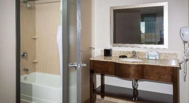 Люкс с красивым видом из окна Hampton Inn & Suites Suisun City Waterfront