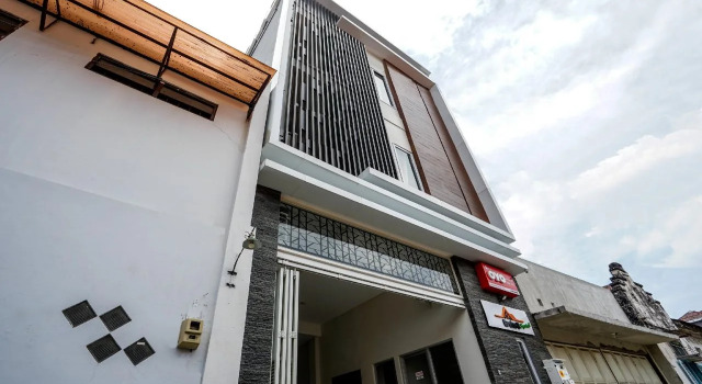 Graha 8 Syariah By OYO Rooms, Book Hotel Hoteller i Bubutan med parkering, Parkering