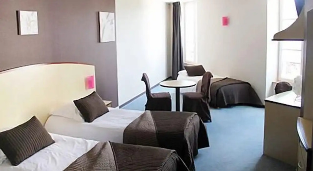 Трёхместный номер Standard Logis Hôtel de France restaurant le Lucullus