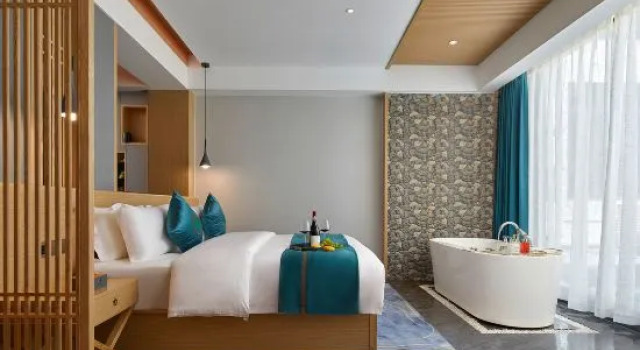 Семейный люкс с видом на бассейн Lanting Elegant Restaurant Hotel (Zhangjiajie National Forest Park Sign Store)