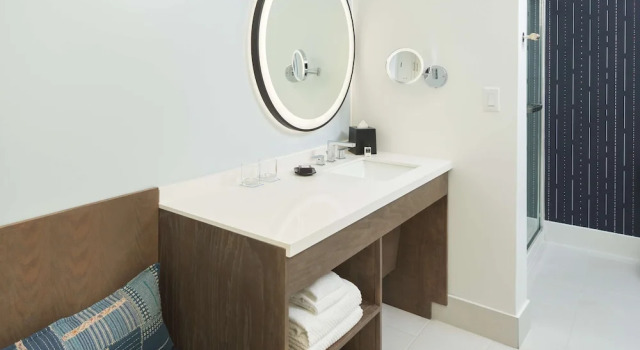 Четырёхместный номер Standard The Chifley Houston, Tapestry Collection by Hilton