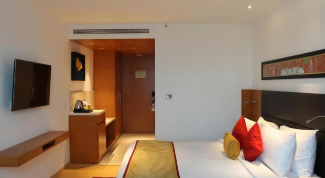 Двухместный номер Standard с видом на озеро Mercure Hyderabad KCP Banjara Hills, An Accor Hotel