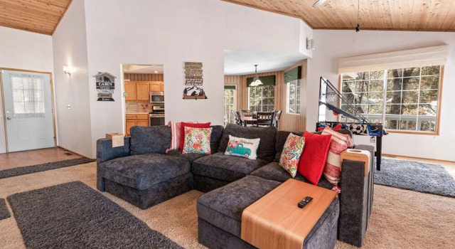 Peniche's Cabin -free Ski/snowboard Rental! -3br/2ba/foosball/wifi/smart Tvs/fenced Yard 3 Bedroom Home, Rezerwuj Hotel Big Bear Lake Stany Zjednoczone