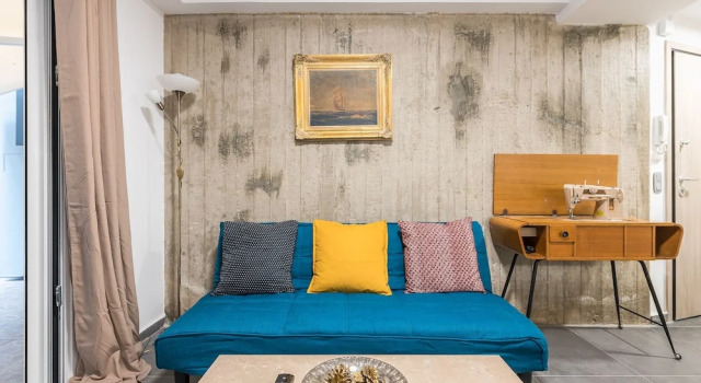 Industrial Style Home in a Vibrant Neighborhood  by Cloudkeys, Забронировать Отель Отели Афины с парковкой, рядом с Здание греческого парламента, Парковка