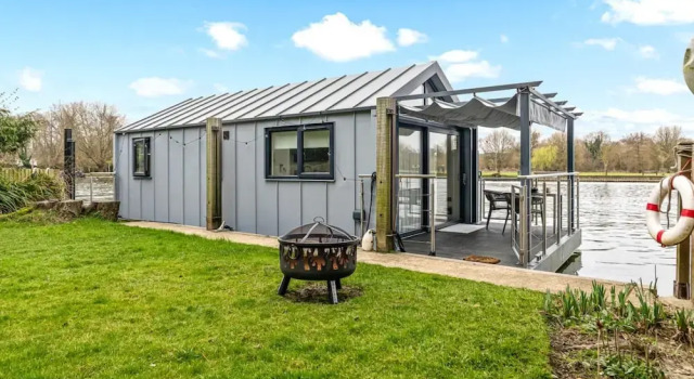 Апартаменты Ondine Houseboat on the Thames - From 160 Per Night