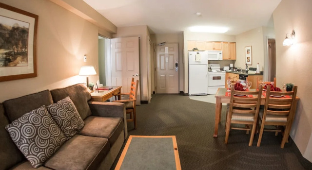Люкс с 2 комнатами с балконом Trickle Creek Lodge