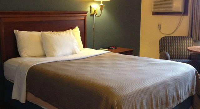 Двухместный номер Standard AmericInn by Wyndham Forest Lake