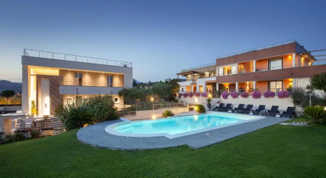 Villa Aurora-Holiday Home APT 2, Забронировать Вилла Отели Бардолино с парковкой, рядом с Wine Museum, Парковка