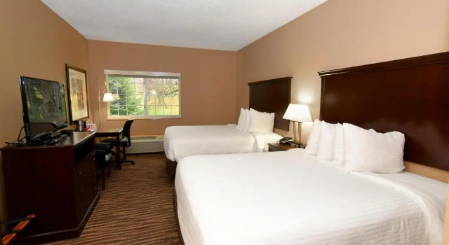Четырёхместный номер Standard Cobblestone Inn & Suites - Denison | Majestic Hills