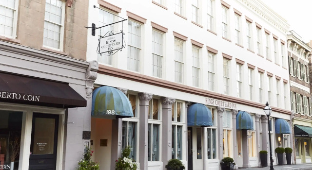 Кровать в общем номере Kings Courtyard Inn