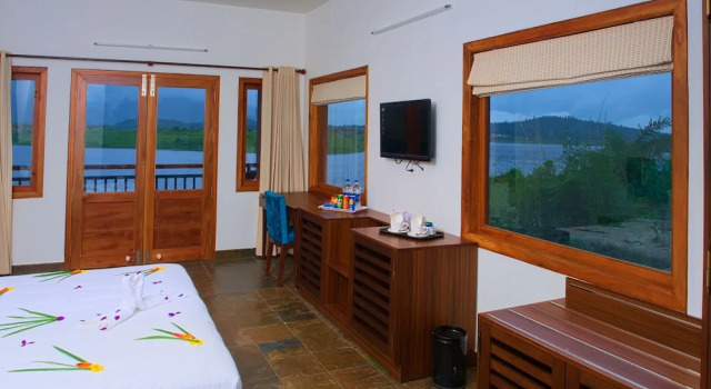 Вилла с балконом и с видом на озеро Vistara Resort