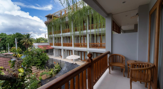 Кровать в общем номере Komodo Lodge