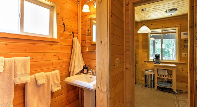 Коттедж Romantic Riverfront Cottage - 1 Mile to Winthrop!