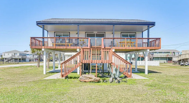 Коттедж Enjoy the View, Walk to Beach! Galveston Hideaway
