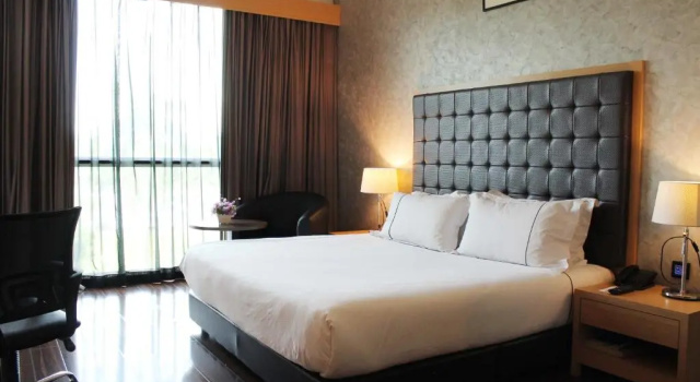 O podwyższonym standardzie dwuosobowy pokój Symphony Suites Hotel